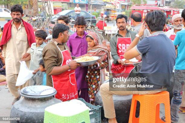 people preparing aftari (meal for breaking the fast) during ramzan (holy month of muslims) - diner at the highway stockfoto's en -beelden