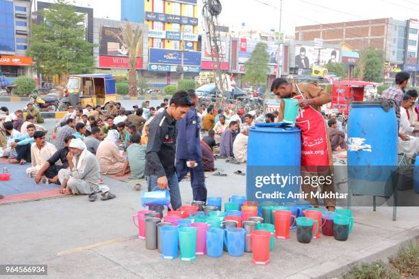 people preparing aftari (meal for breaking the fast) during ramzan (holy month of muslims) - diner at the highway stockfoto's en -beelden