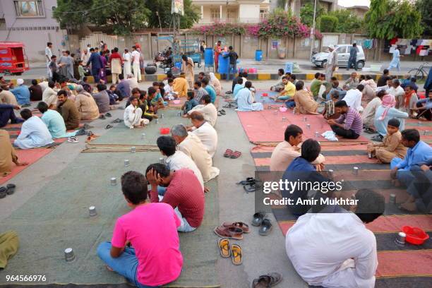 people preparing aftari (meal for breaking the fast) during ramzan (holy month of muslims) - diner at the highway stockfoto's en -beelden