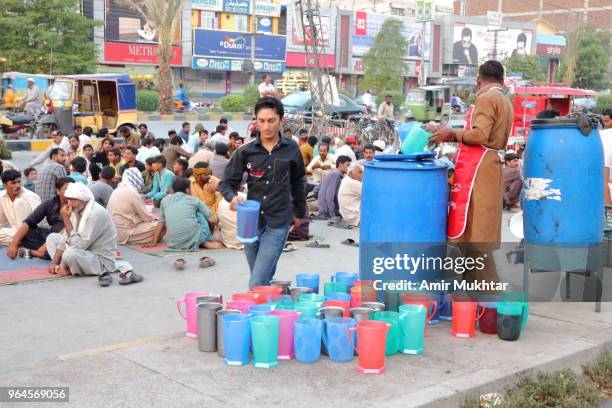 people preparing aftari (meal for breaking the fast) during ramzan (holy month of muslims) - diner at the highway stockfoto's en -beelden