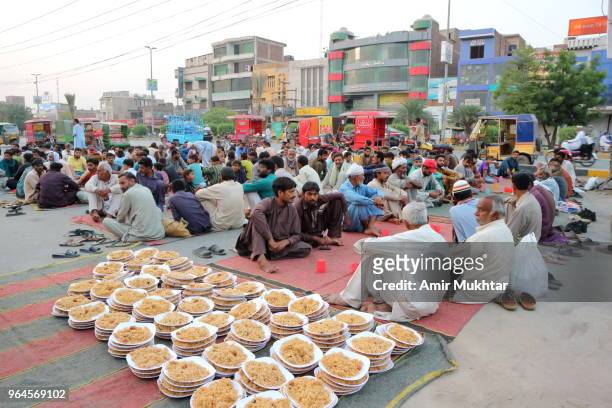 people preparing aftari (meal for breaking the fast) during ramzan (holy month of muslims) - diner at the highway stockfoto's en -beelden