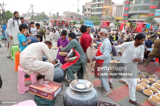 people preparing aftari (meal for breaking the fast) during ramzan (holy month of muslims) - diner at the highway stockfoto's en -beelden