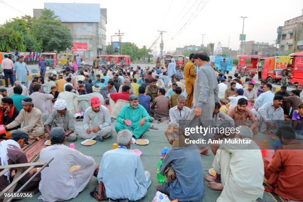 people preparing aftari (meal for breaking the fast) during ramzan (holy month of muslims) - diner at the highway stockfoto's en -beelden