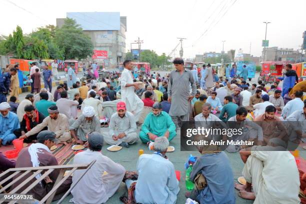 people preparing aftari (meal for breaking the fast) during ramzan (holy month of muslims) - diner at the highway stockfoto's en -beelden