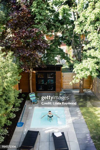 vista aérea de un patio con un hombre en una piscina - enclosed pool fotografías e imágenes de stock