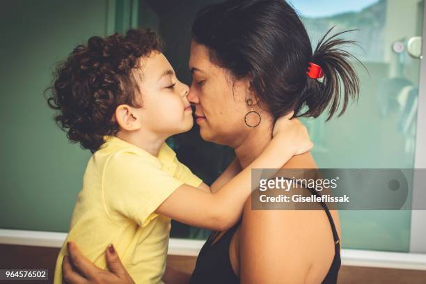 madre e hijo con amor. - petite latina fotografías e imágenes de stock