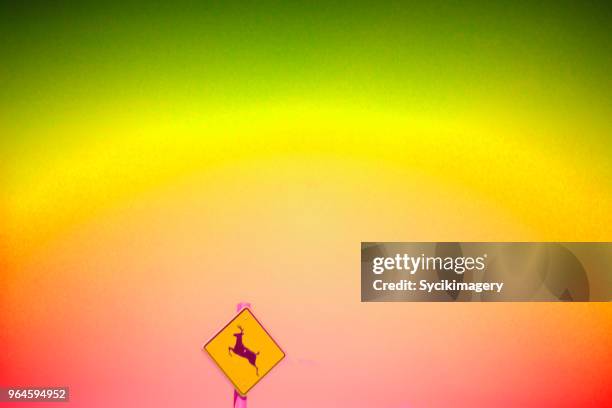 deer crossing sign - animal crossing sign stockfoto's en -beelden