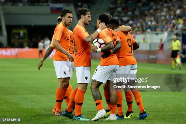 Quincy Promes of Holland celebrates 1-1 with Kevin Strootman of Holland, Daryl Janmaat of Holland, Memphis Depay of Holland, Ruud Vormer of Holland...