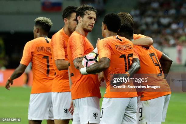 Quincy Promes of Holland celebrates 1-1 with Kevin Strootman of Holland, Daryl Janmaat of Holland, Memphis Depay of Holland, Ruud Vormer of Holland...