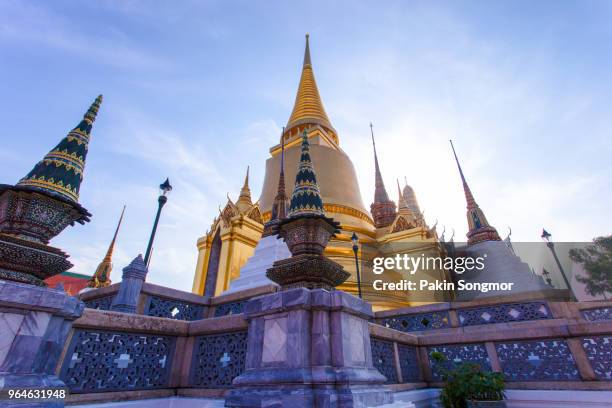 wat phra kaew ancient temple in bangkok - wat imagens e fotografias de stock