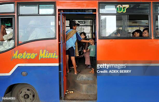 To go with AFP story by Glenda Kwek: INDONESIA-CHILDREN-CRIME-MURDER-POVERTY Children sing on a bus at the Coca-Cola Prapatan in Jakarta on January...