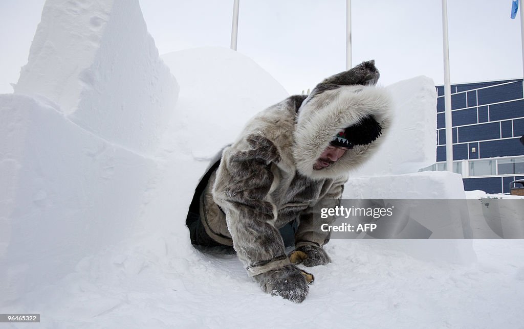 Inuit hunter Pitseolak Alainga crawls ou