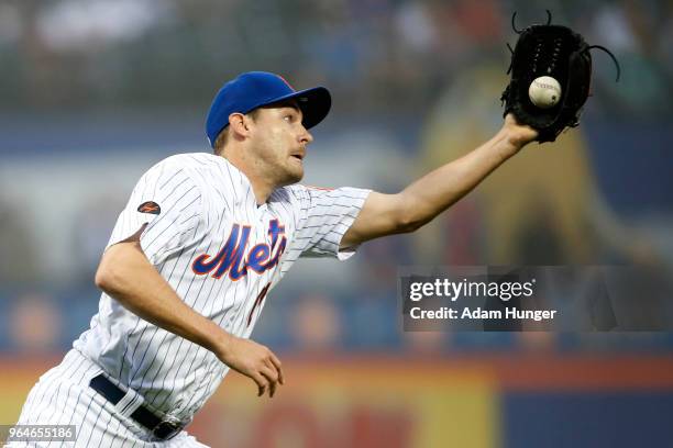 Seth Lugo of the New York Mets fields a ground out by Jason Heyward of the Chicago Cubs during the first inning at Citi Field on May 31, 2018 in the...