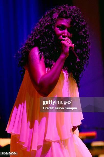 Tweet Singerhouse 497 Tweet (Singer) Stock Photos, High-Res Pictures, and Images - Getty ...