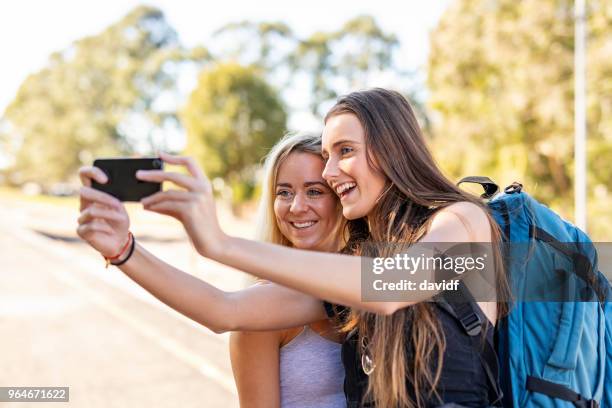 giovani donne che viaggiano divertendosi con i selfie del telefono - 354 foto e immagini stock