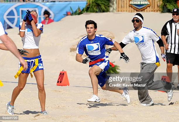 Jessica Szohr, Taylor Lautner and Marlon Wayans play at the Fourth Annual DIRECTV Celebrity Beach Bowl at DIRECTV Celebrity Beach Bowl Stadium: South...