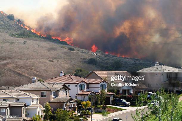 sul da califórnia e escova fogo perto de casas - incêndio florestal - fotografias e filmes do acervo