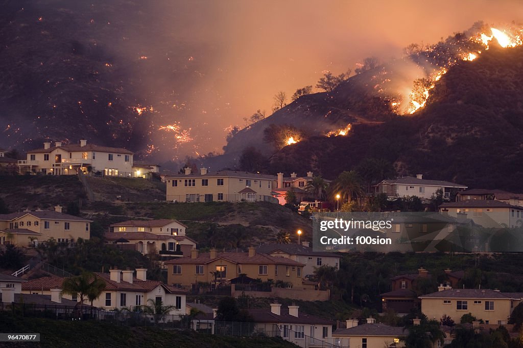 Fuego s'aproxima casas de cuentos de California