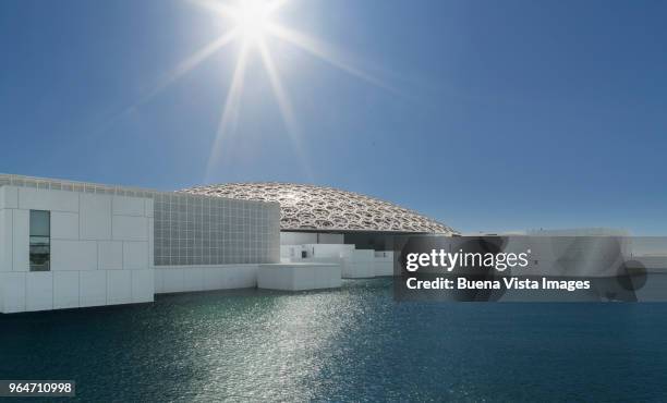 the louvre museum of abu dhabi - saadiyat island imagens e fotografias de stock