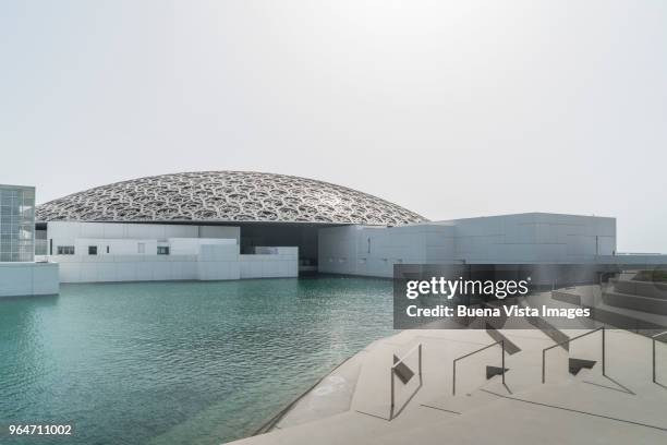 the louvre museum of abu dhabi - louvre abu dhabi imagens e fotografias de stock