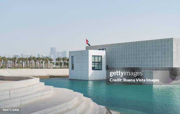 the louvre museum of abu dhabi - saadiyat island imagens e fotografias de stock