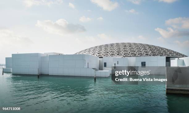 the louvre museum of abu dhabi - saadiyat island imagens e fotografias de stock