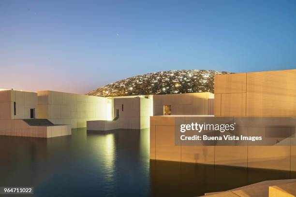 the louvre museum of abu dhabi - louvre abu dhabi imagens e fotografias de stock