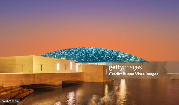 the louvre museum of abu dhabi - saadiyat island imagens e fotografias de stock