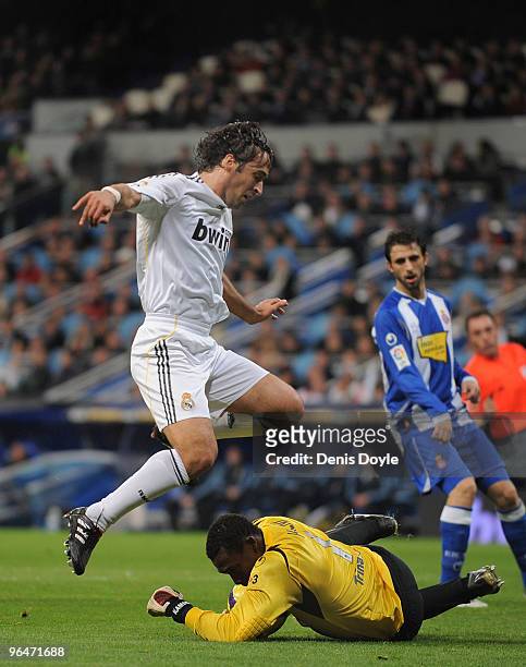 Carlos Kameni of Espanyol saves the ball from Raul Gonzalez of Real Madrid during the La Liga match between Real Madrid and Espanyol at Estadio...