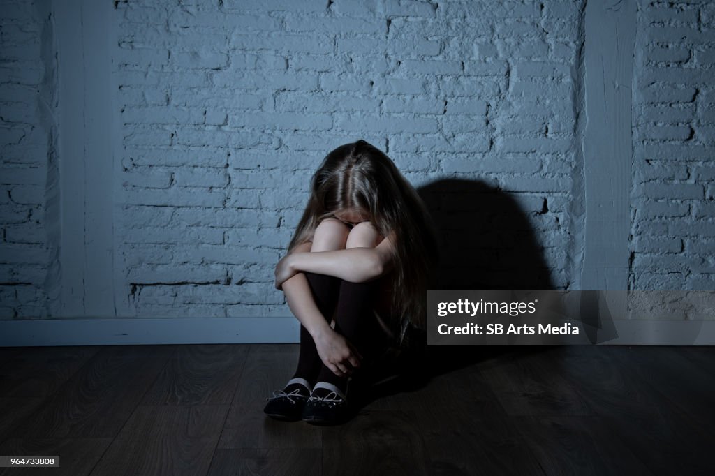 Triste niña desesperada sufre de bulling y acoso en la escuela