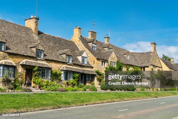 traditional old england.  high street houses, broadway, cotswolds, worcestershire; - broadway worcestershire stock-fotos und bilder