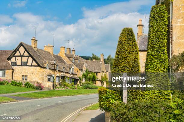 traditional old england. high street houses, broadway, cotswolds, - broadway worcestershire stock-fotos und bilder