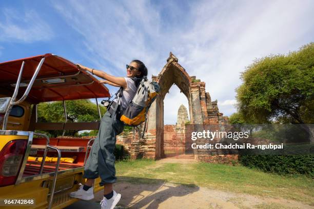 traveling with a taxi tuk tuk in phra nakhon si ayutthaya thailand. - rucksacktourist stock-fotos und bilder