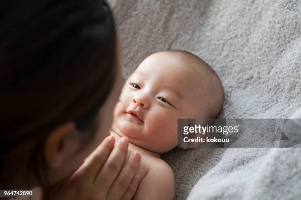 eine hand, ein baby zu berühren. - asian massage girl stock-fotos und bilder