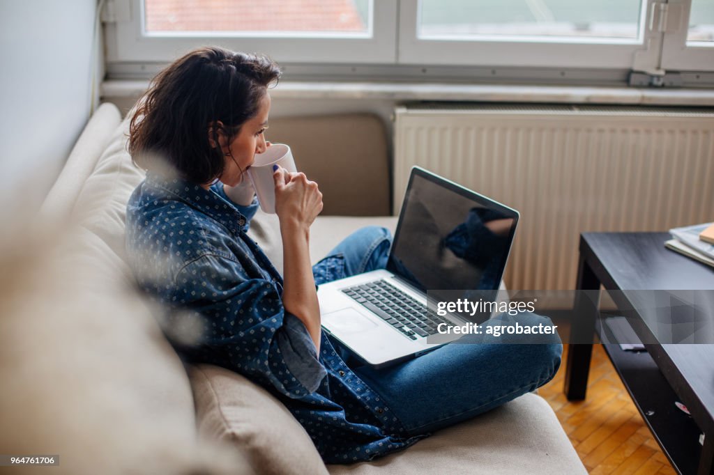 Imagen recortada de mujer usando la laptop con pantalla en blanco