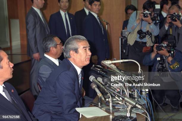 New Komeito leader Junya Yano speaks during a press conference announcing his resignation on May 17, 1989 in Tokyo, Japan.