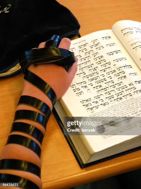 bar mitzvah cerimonia - tefillin foto e immagini stock