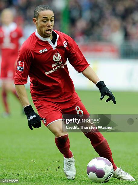 Sidney Sam of Kaiserslautern runs with the ball during the Second Bundesliga match between 1.FC Kaiserslautern and SC Paderborn at Fritz- Walter...