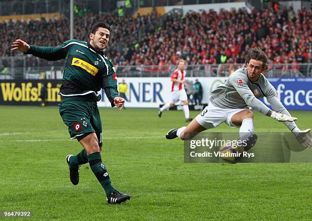 Raul Bobadilla of Moenchengladbach misses a chance against Heinz Mueller of Mainz during the Bundesliga match between FSV Mainz 05 and Borussia...