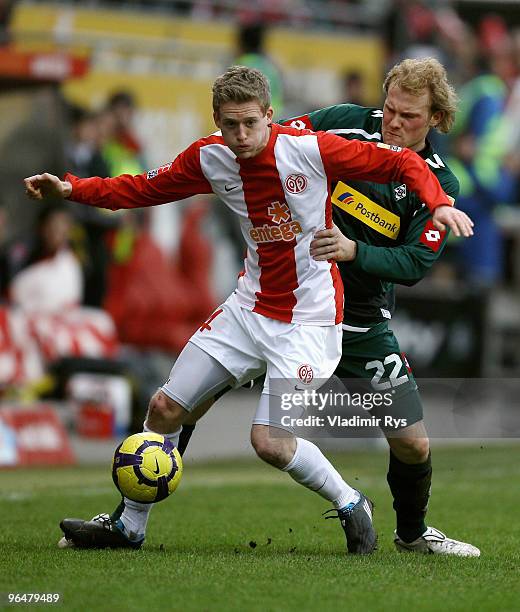 Andre Schuerrle of Mainz and Tobias Levels of Moenchengladbach battle for the ball during the Bundesliga match between FSV Mainz 05 and Borussia...
