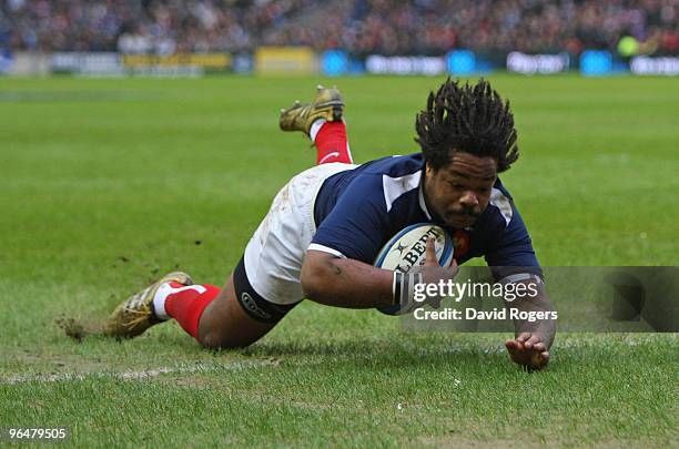 Mathieu Bastareaud of France scores the opening try during the RBS Six Nations Championship match between Scotland and France at Murrayfield Stadium...