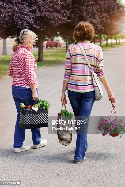 senior vriendinnen boodschappen te doen - bakibg stockfoto's en -beelden