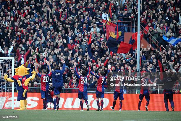 Players of Genoa CFC celebrate the victory running under their fans after the Serie A match between Genoa CFC and AC Chievo Verona at Stadio Luigi...