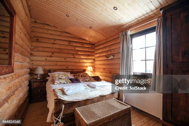 gemütliches schlafzimmer im blockhaus - pension stock-fotos und bilder