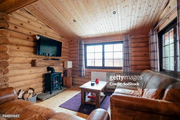 acogedora sala de estar - cabaña de madera fotografías e imágenes de stock