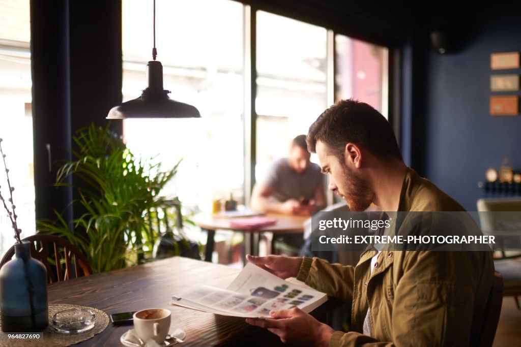 Mann im coffee shop