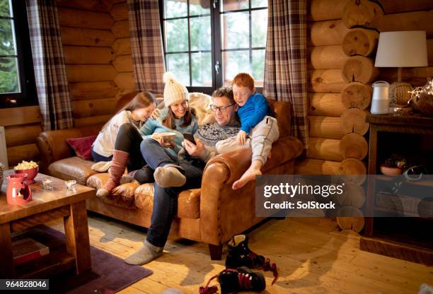 rilassarsi sul divano - log cabin foto e immagini stock