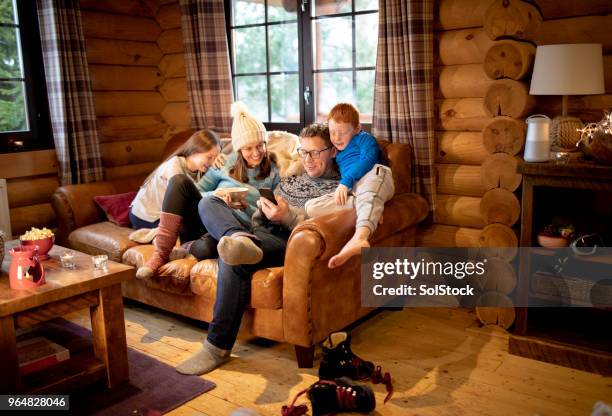 ontspannen op de sofa - christmas lifestyle stockfoto's en -beelden