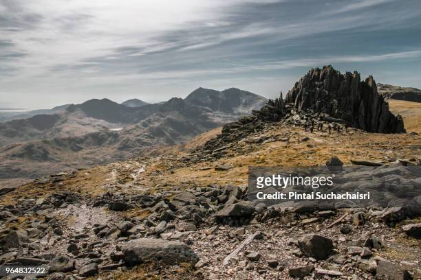 rocky summit of glyder fach, wales, uk - felsen stock-fotos und bilder