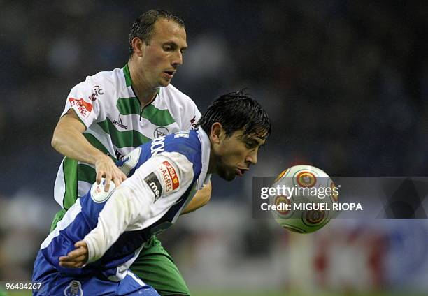 Porto's defender from Uruguay Jorge Fucile vies with Naval's French midfielder Alexandre Hauw during their Portuguese first league football match at...